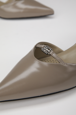 נעלי שפיץ עם עקב נמוך | קנת קול 