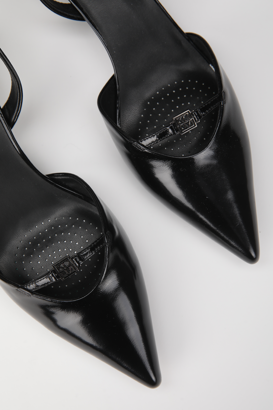 נעלי שפיץ עם עקב נמוך | קנת קול 