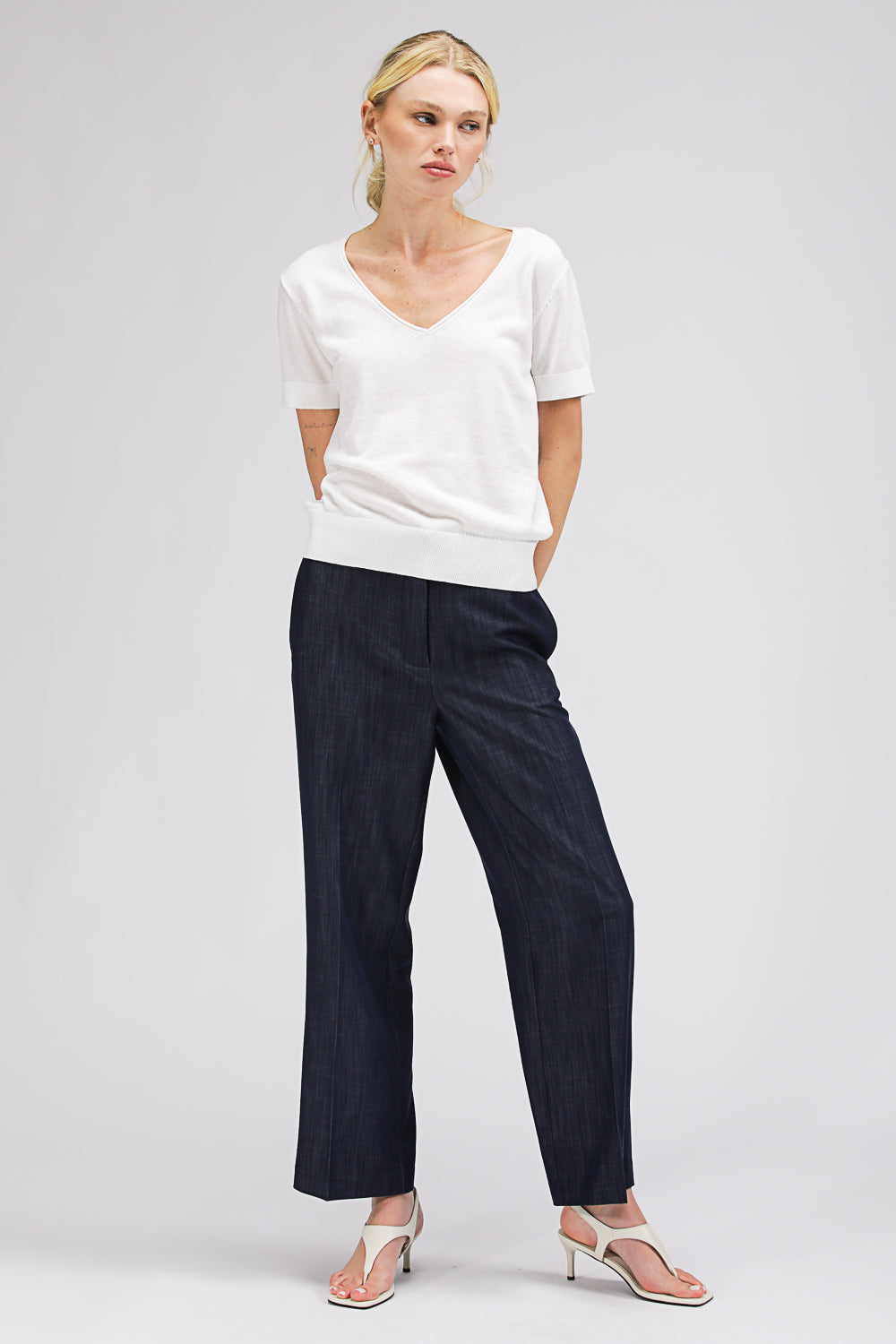 טישירט סריג לנשים עם מפתח V | קנת קול 