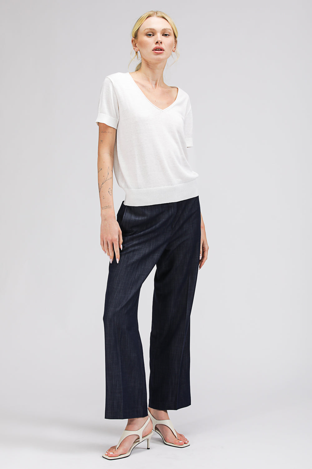 טישירט סריג לנשים עם מפתח V | קנת קול 