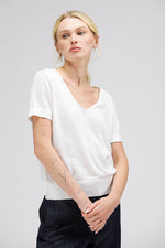 טישירט סריג לנשים עם מפתח V | קנת קול 