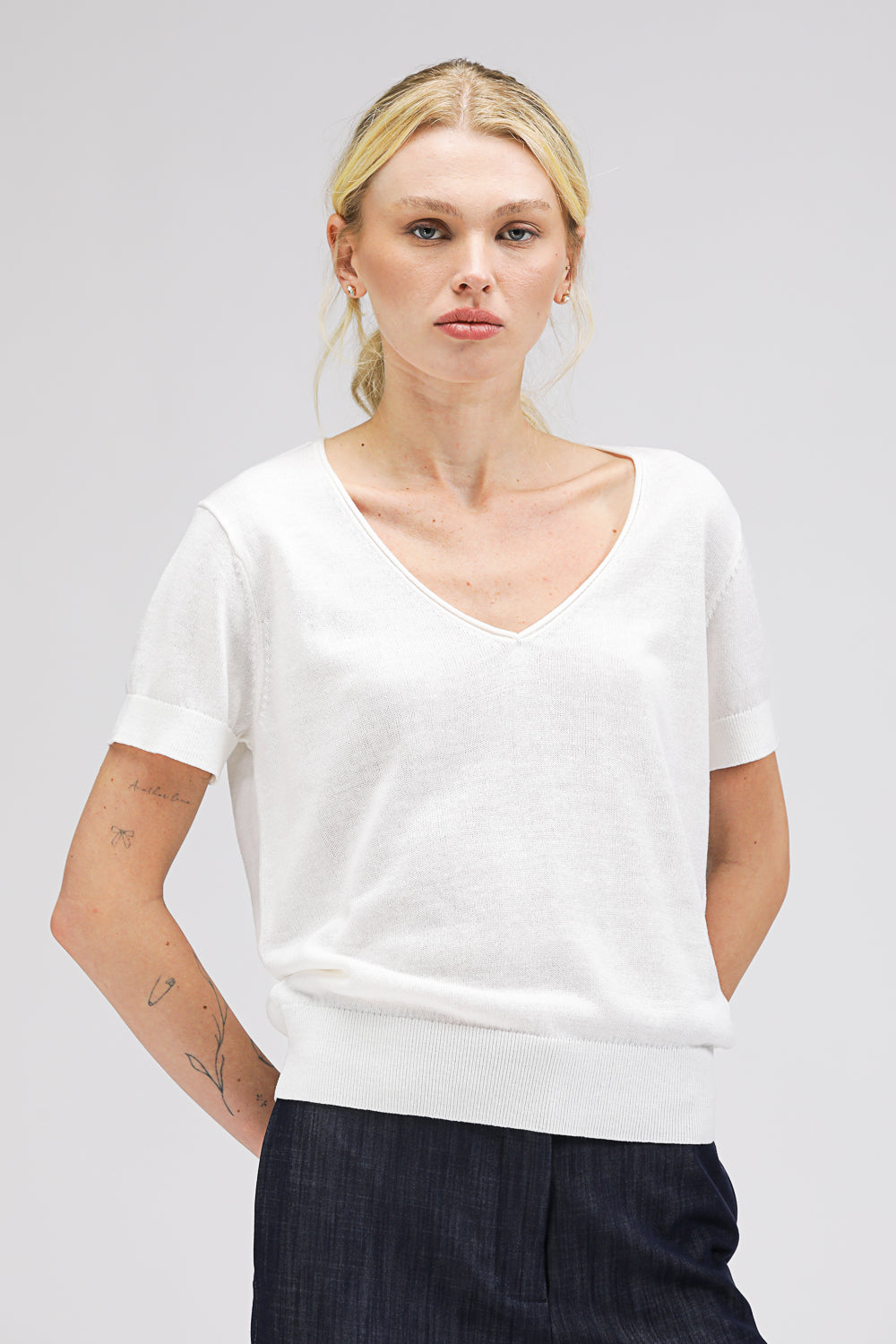 טישירט סריג לנשים עם מפתח V | קנת קול 