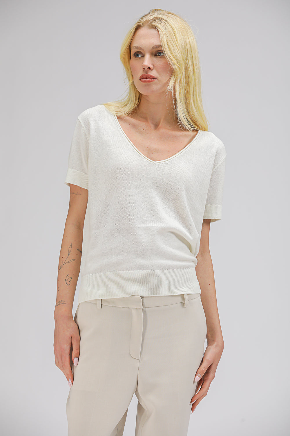 טישירט סריג לנשים עם מפתח V | קנת קול