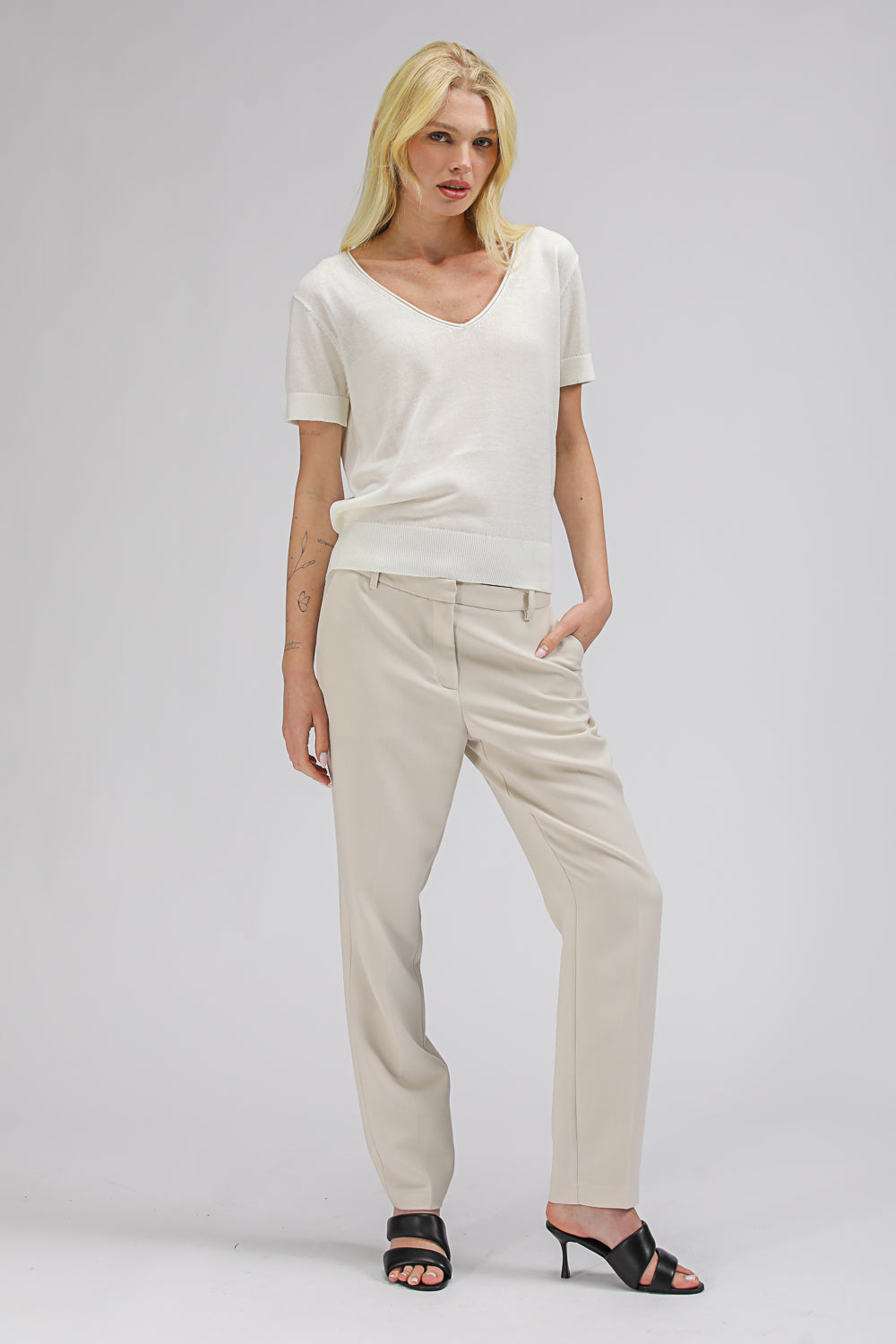 טישירט סריג לנשים עם מפתח V | קנת קול