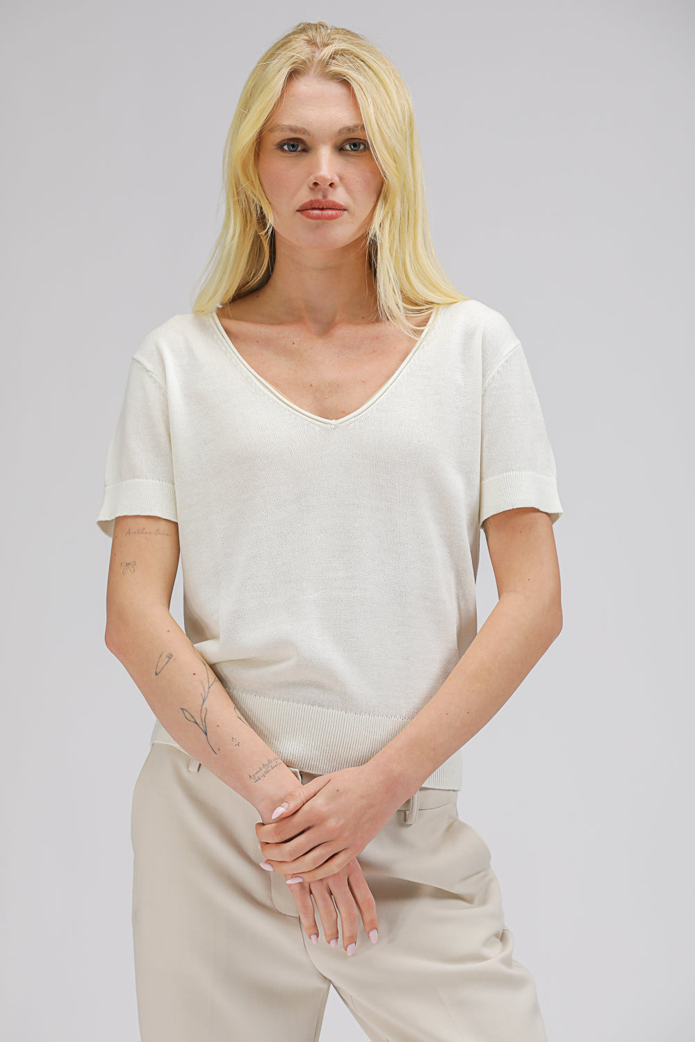 טישירט סריג לנשים עם מפתח V | קנת קול