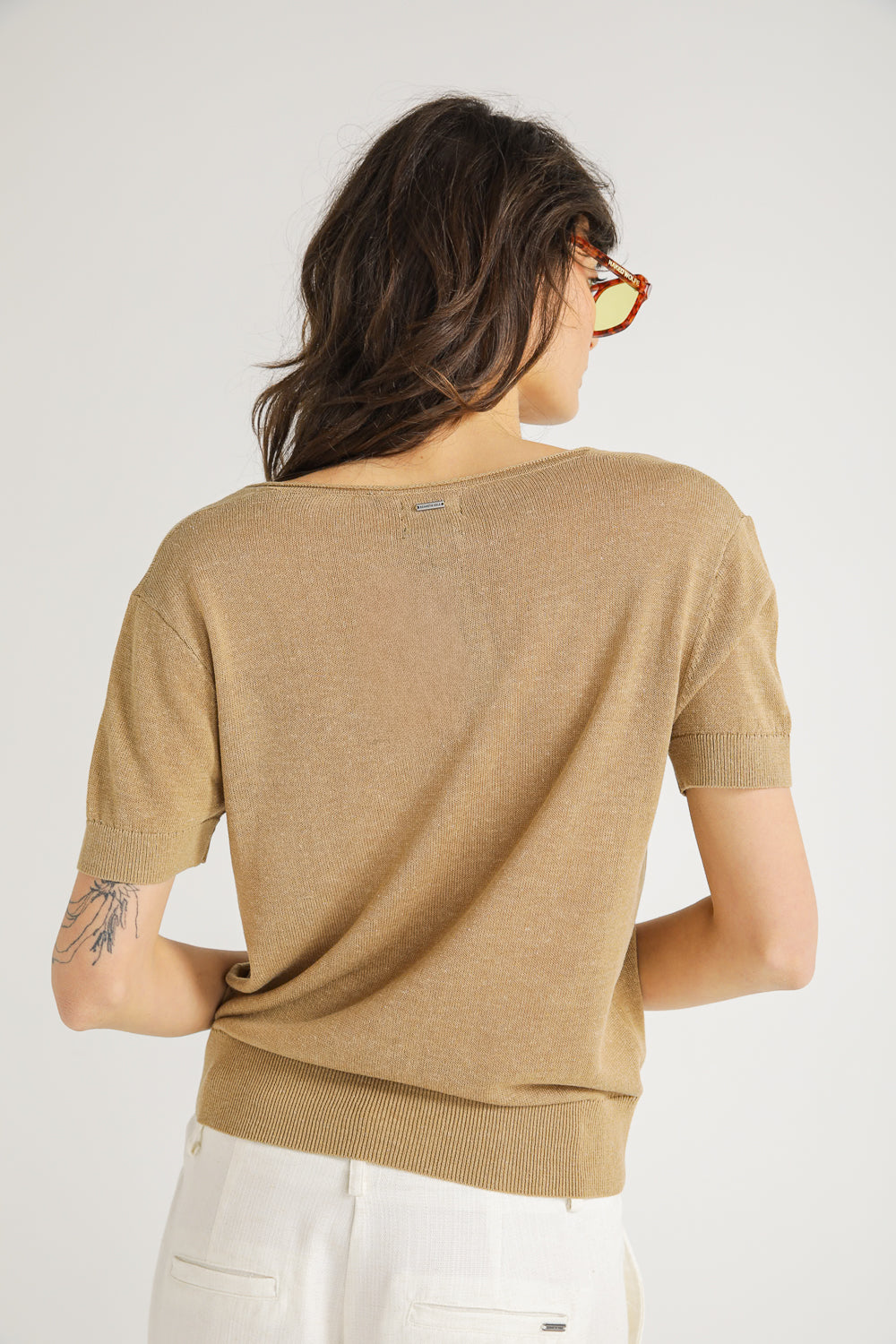 טישירט סריג לנשים עם מפתח V | קנת קול