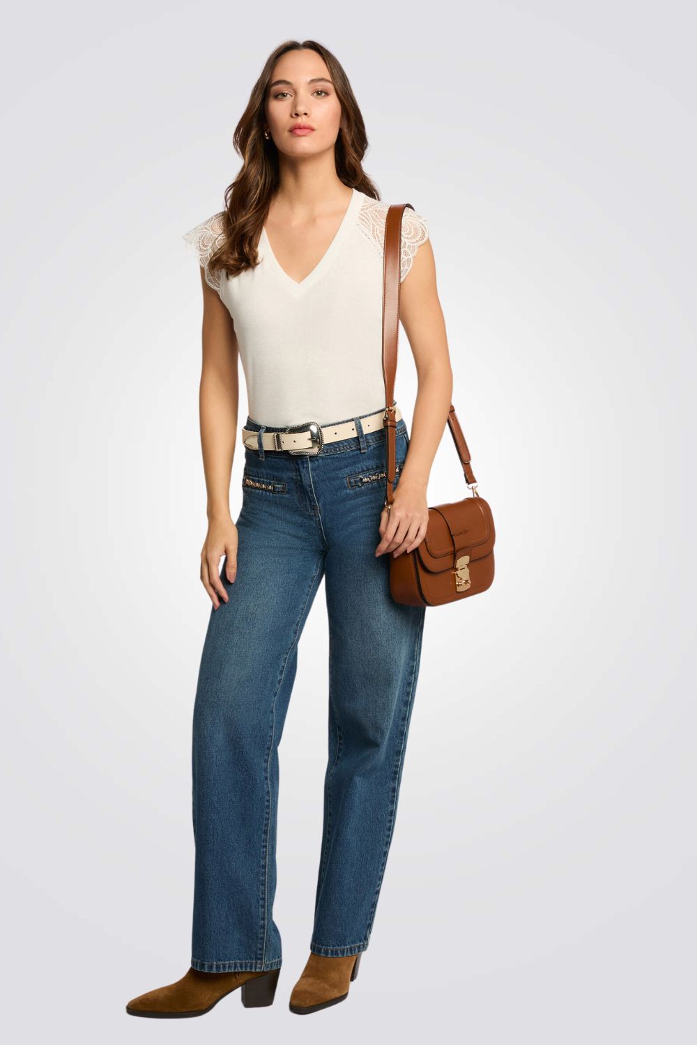 טישירט כתפיות תחרה צווארון וי בצבע אופוויט