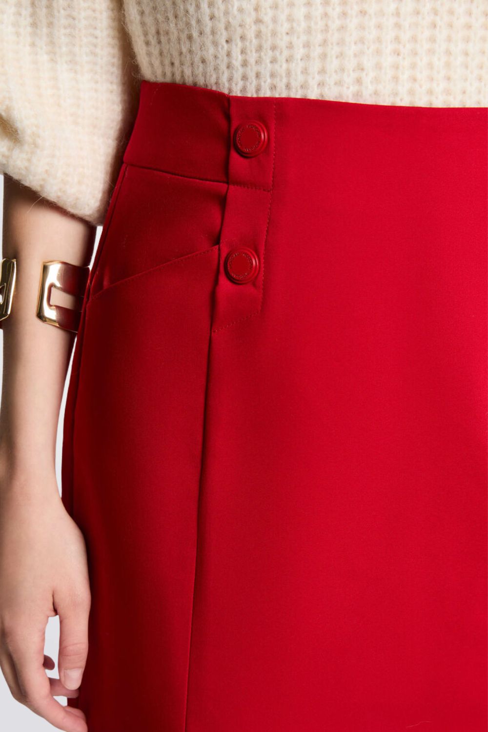 חצאית קצרה גזרה גבוהה עם כפתורים דקורטיביים בצבע אדום