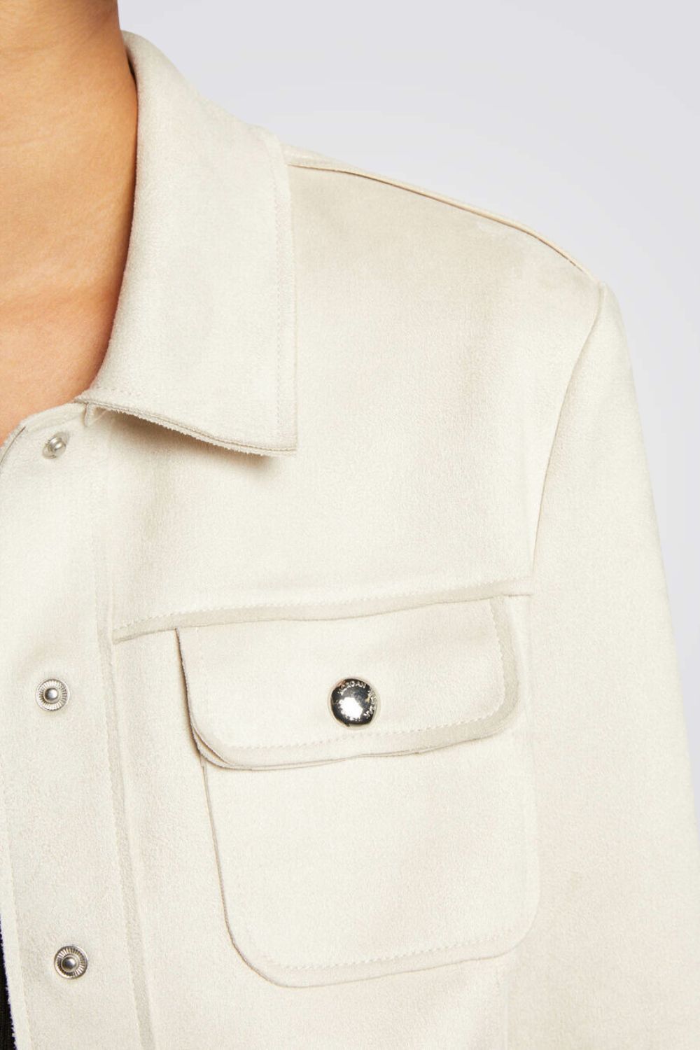 ג'קט קצר דמוי זמש בצבע שמנת