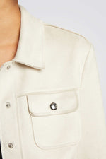 ג'קט קצר דמוי זמש בצבע שמנת