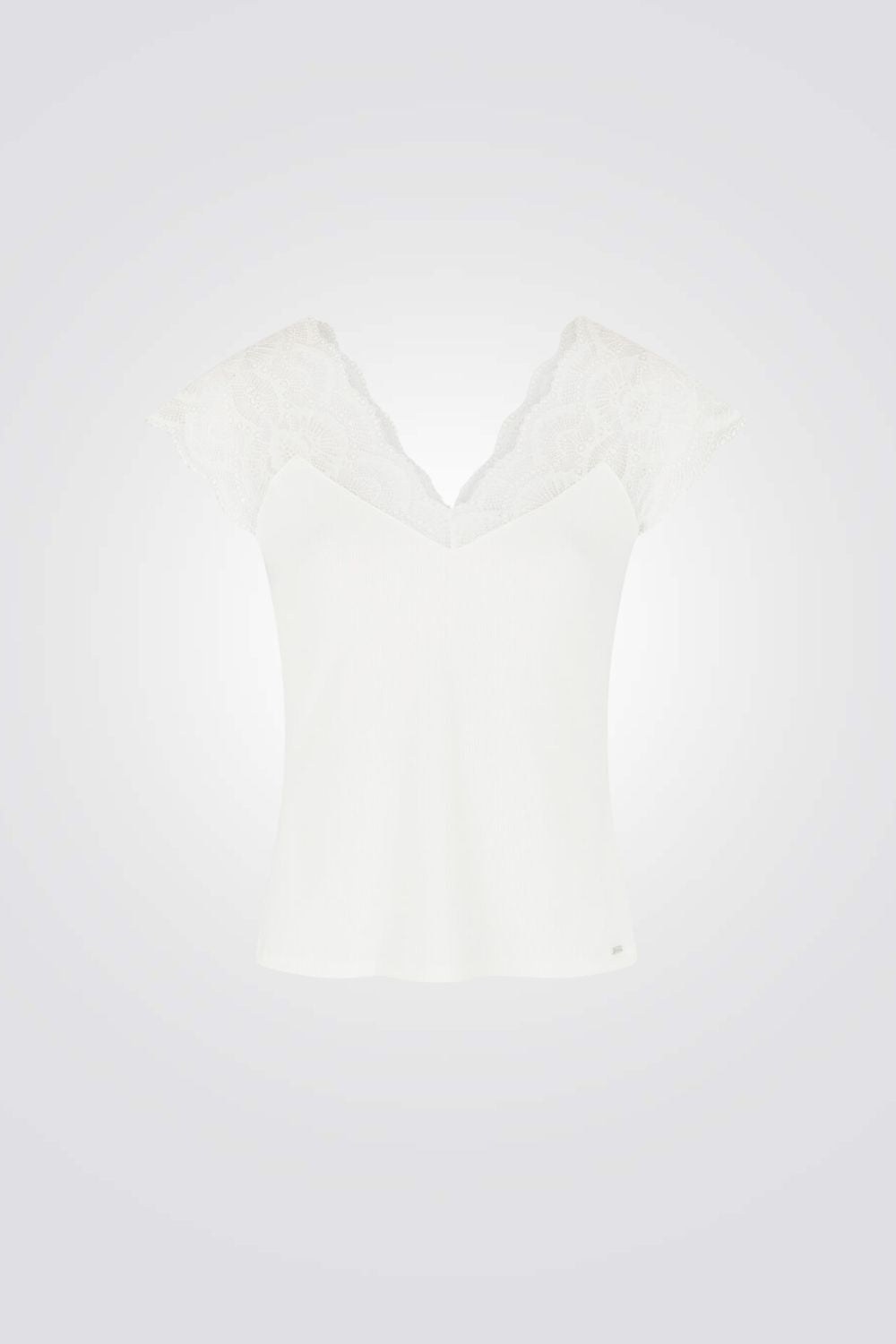 טישירט עם שרוולי תחרה בצבע שמנת