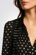 חולצה מכופתרת פליסה מנוקדת בצבע שחור