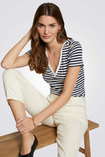 טישירט הדפס פסים כפתורים בכתפיים בצבע לבן/נייבי