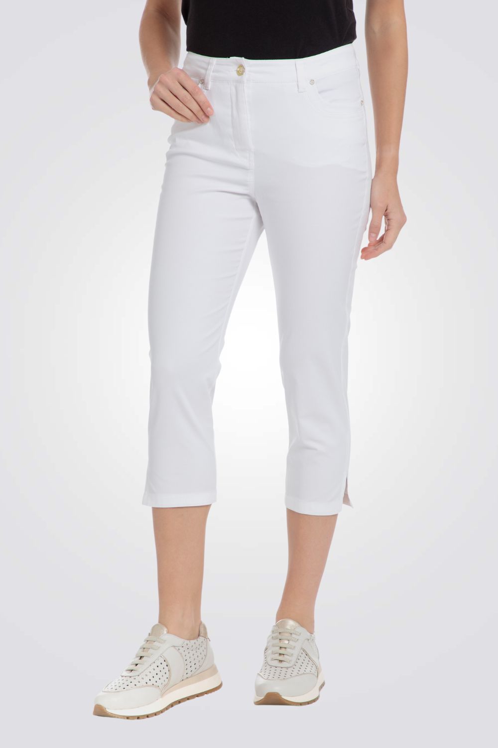 מכנסי קפרי שסעים בצדדים בצבע לבן
