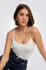 גופיה בייסיק כתפיות דקות בצבע לבן