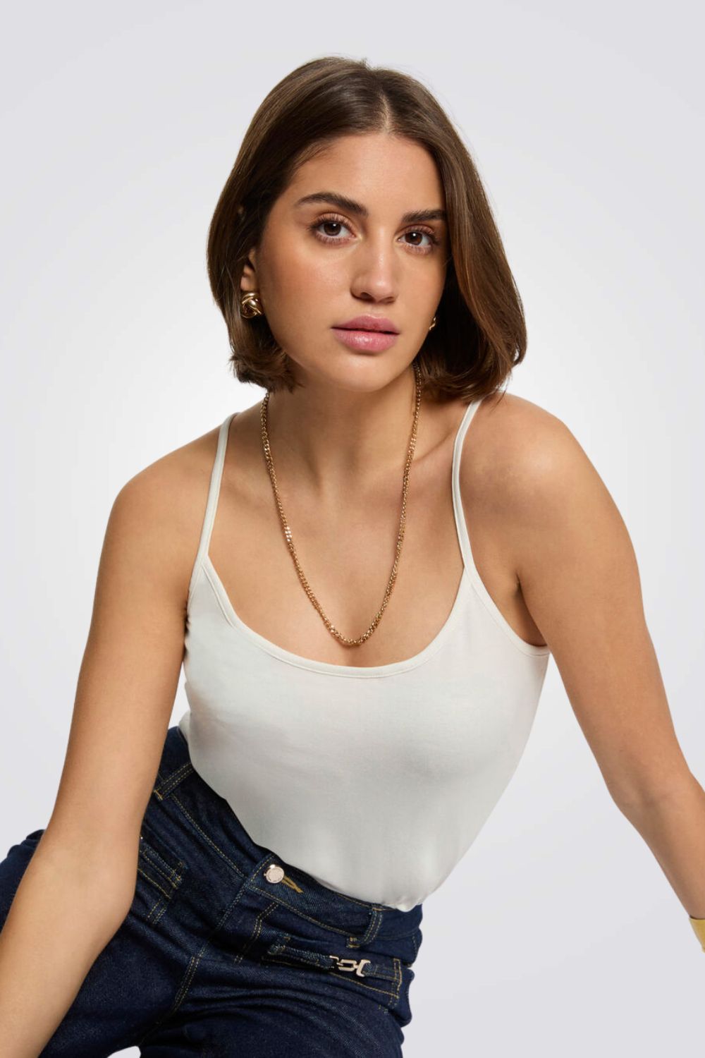 גופיה בייסיק כתפיות דקות בצבע לבן