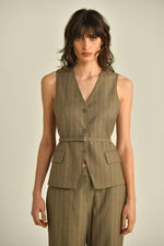 ווסט בגזרה מחויטת עם חגורה | קנת קול