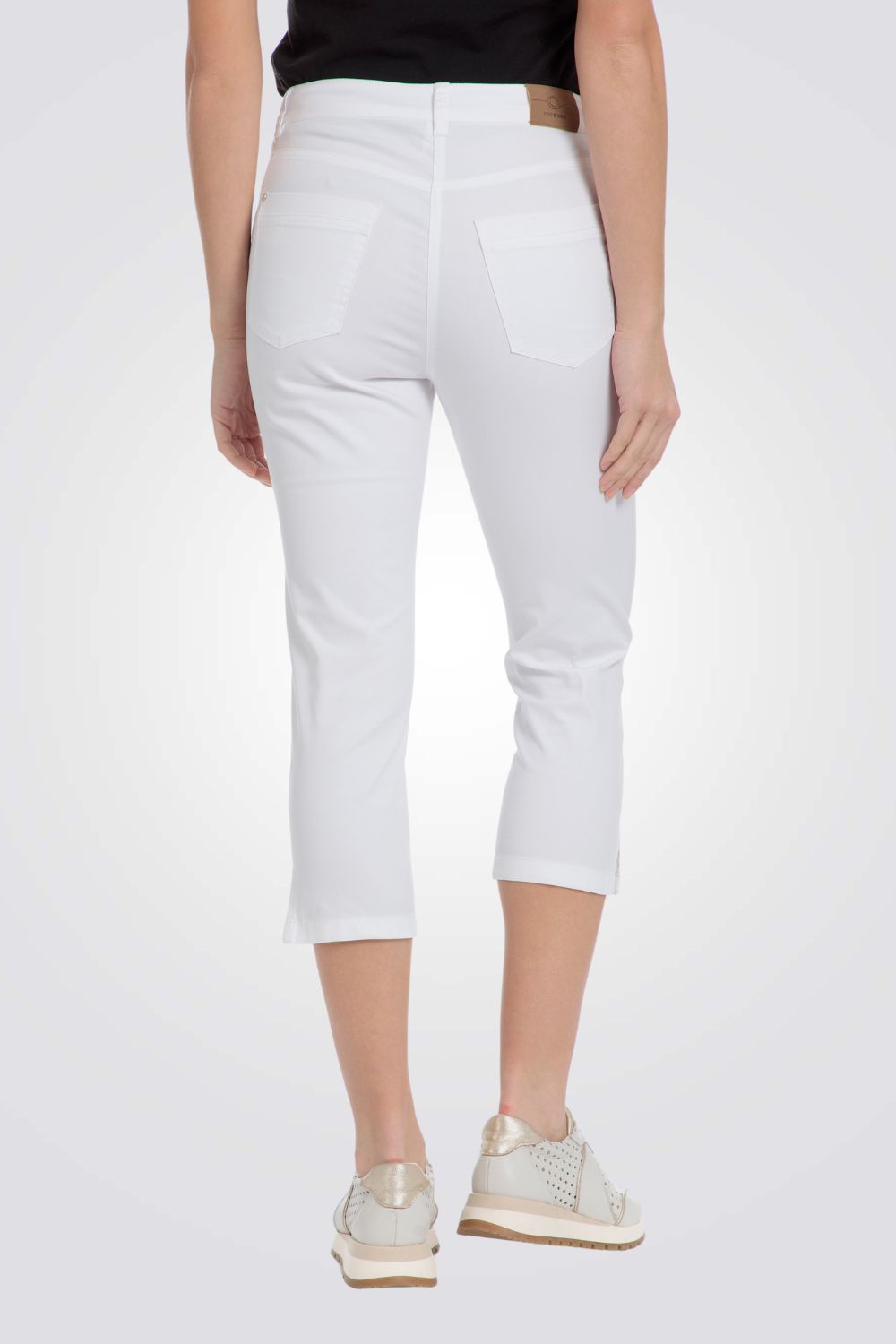 מכנסי קפרי שסעים בצדדים בצבע לבן