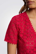 חולצת תחרה כפתורים דקורטיביים בצבע ורוד פוקסיה