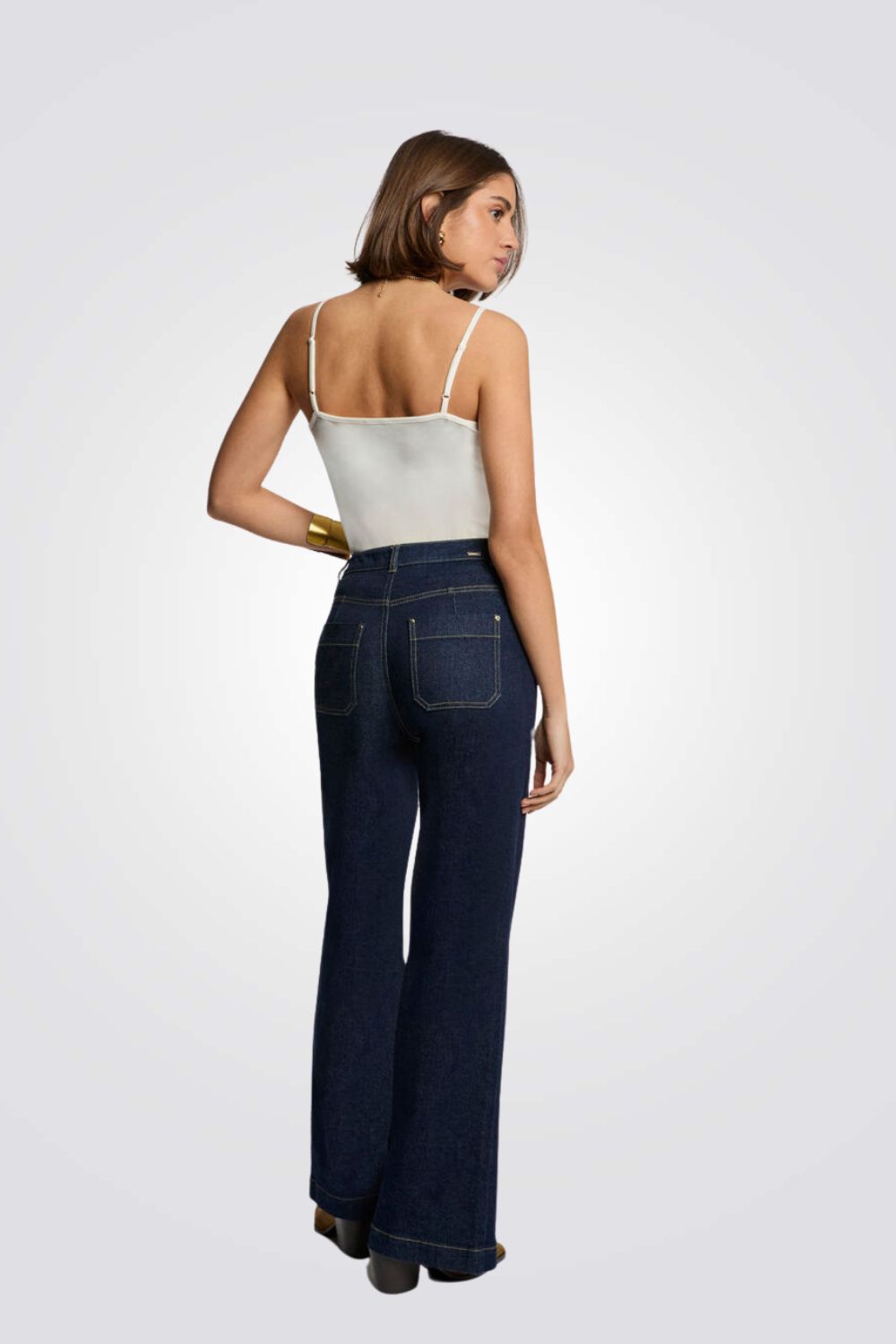 גופיה בייסיק כתפיות דקות בצבע לבן