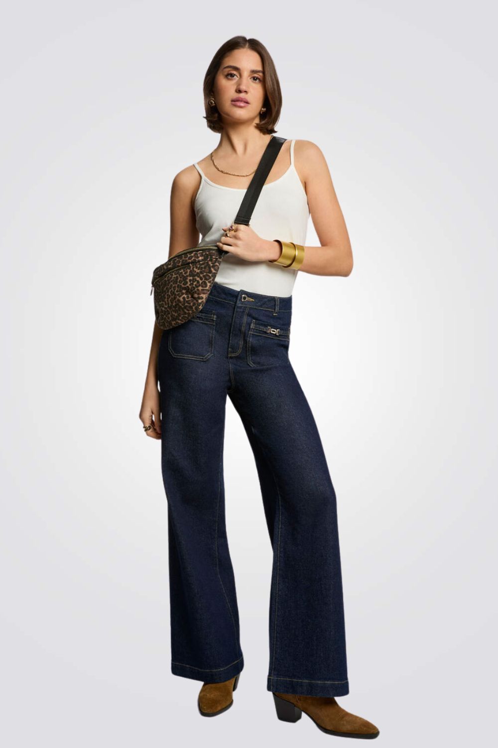 גופיה בייסיק כתפיות דקות בצבע לבן