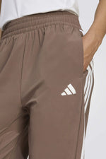 מכנסי ספורט לנשים