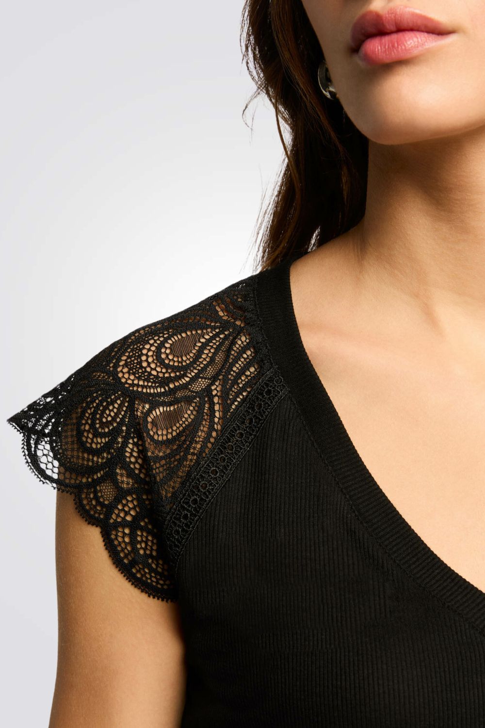 טישירט כתפיות תחרה צווארון וי בצבע שחור