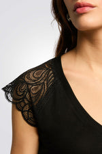 טישירט כתפיות תחרה צווארון וי בצבע שחור