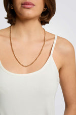 גופיה בייסיק כתפיות דקות בצבע לבן