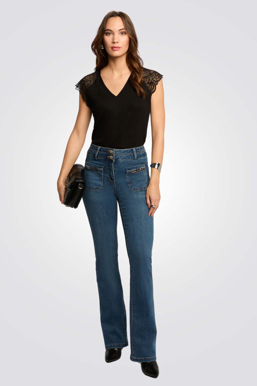 טישירט כתפיות תחרה צווארון וי בצבע שחור