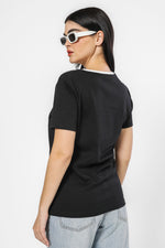 טישירט ניקי צווארון קונטרסטי בצבע שחור