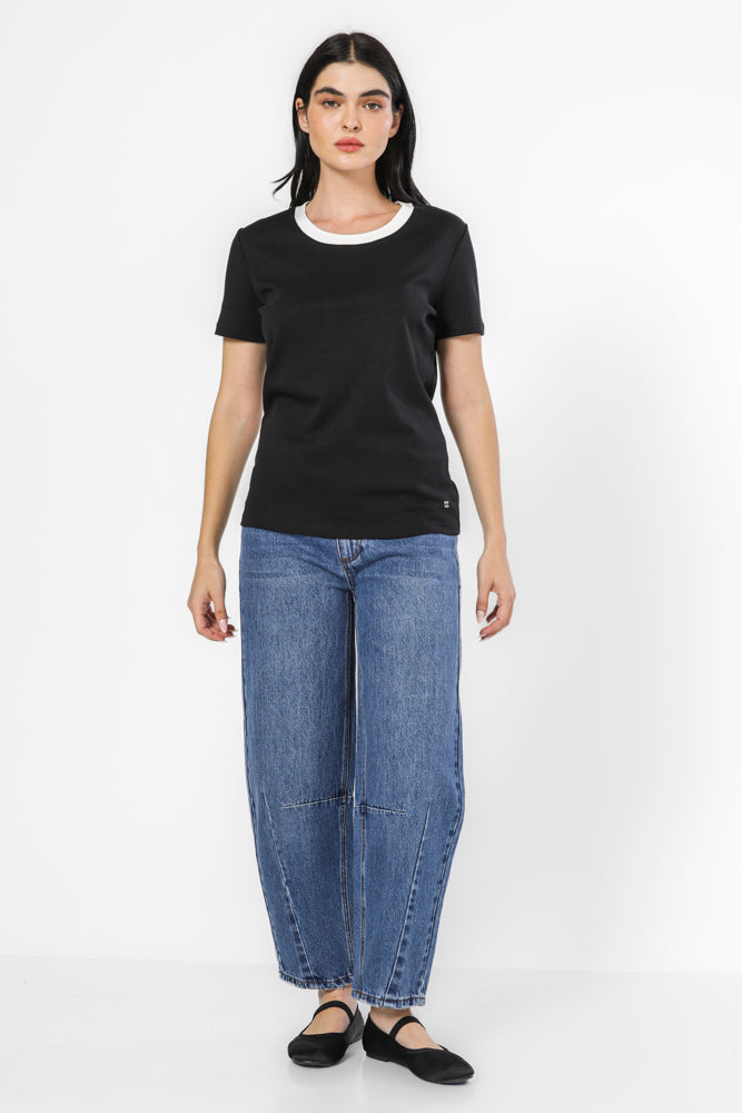 טישירט וי צוארון קונטרסטי בצבע שחור