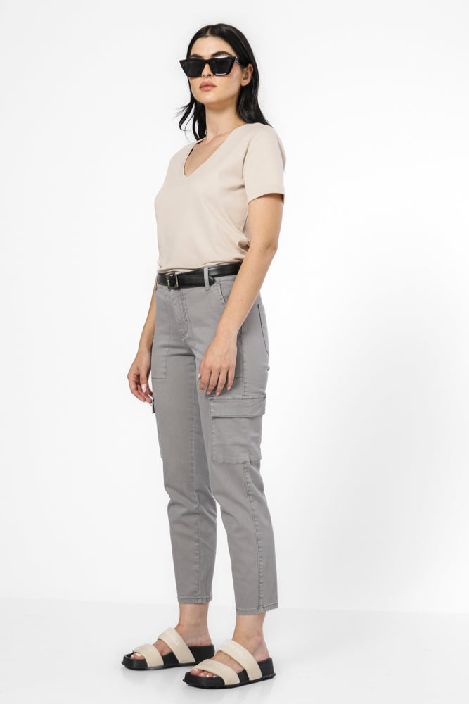 מכנס קרגו גיזרת סלים בצבע אפור