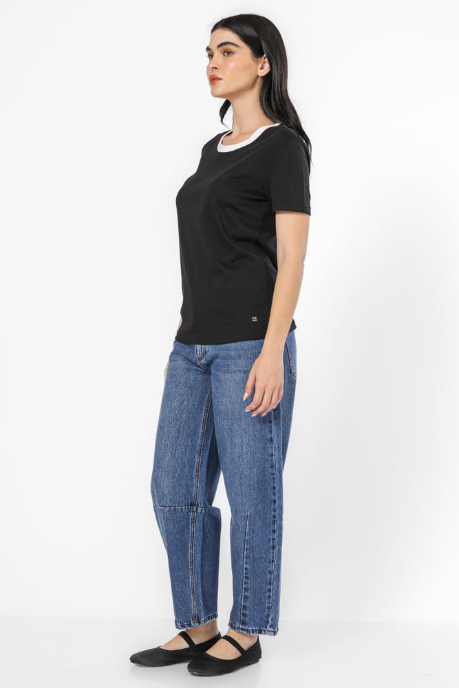 טישירט וי צוארון קונטרסטי בצבע שחור