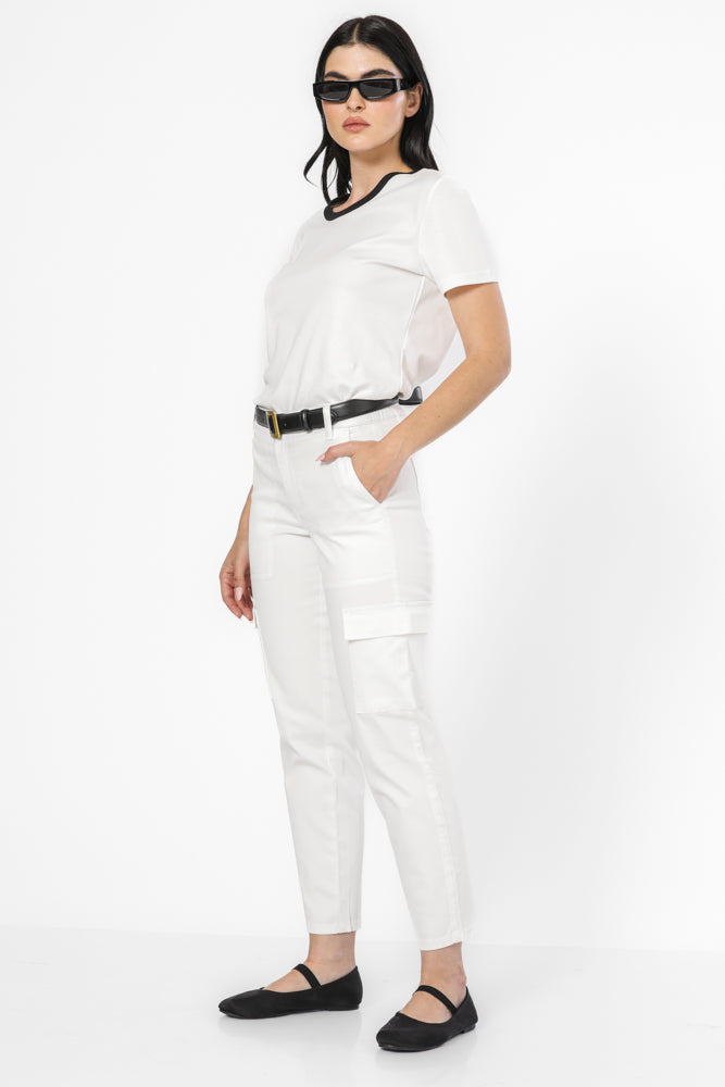 מכנס קרגו גיזרת סלים בצבע לבן