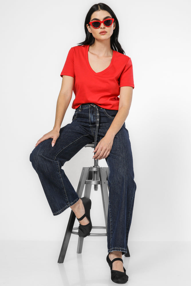 טישירט וי צוארון קונטרסטי בצבע אדום