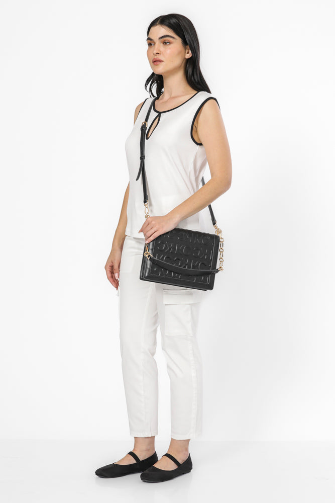 גופיה צווארון קונטרסטי בצבע לבן