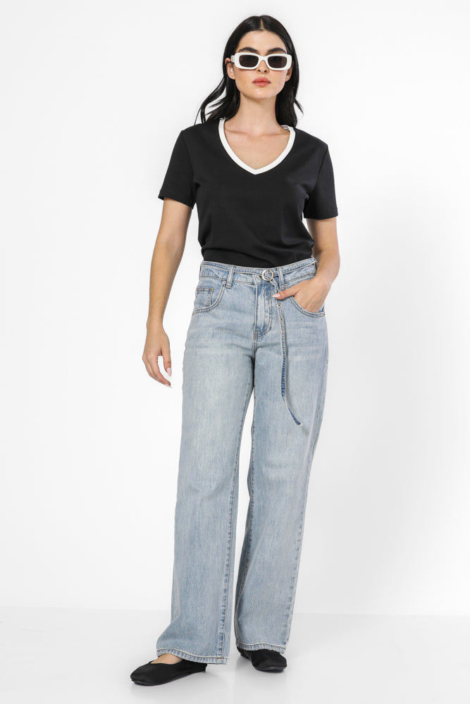 ג'ינס עם רגל רחבה וחגורה בצבע כחול בהיר