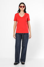 טישירט וי צוארון קונטרסטי בצבע אדום