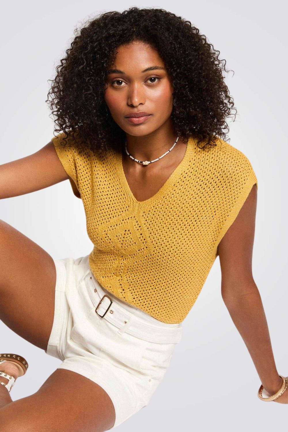 סריג פתוח שרוולים קצרים בצבע חרדל