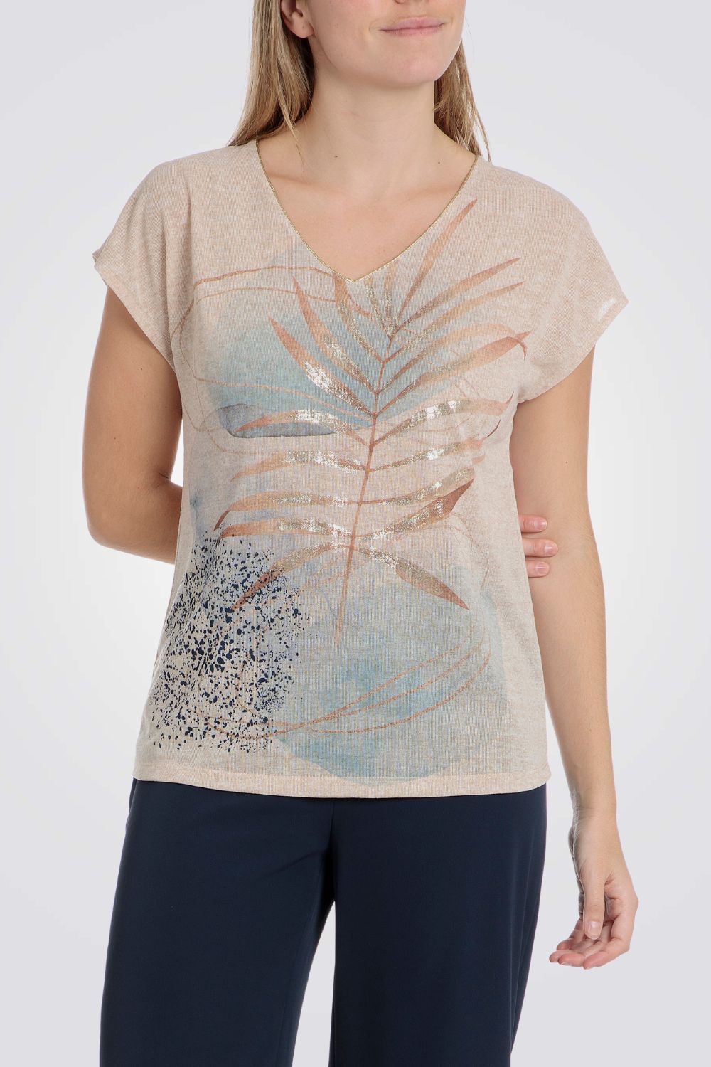 טישירט בצבע בז' הדפס בחזית