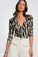 חולצה כתפיים מרופדות הדפס אבסטרקטי 