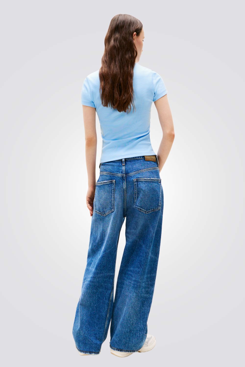 טישירט לנשים בצבע תכלת עם לוגו 