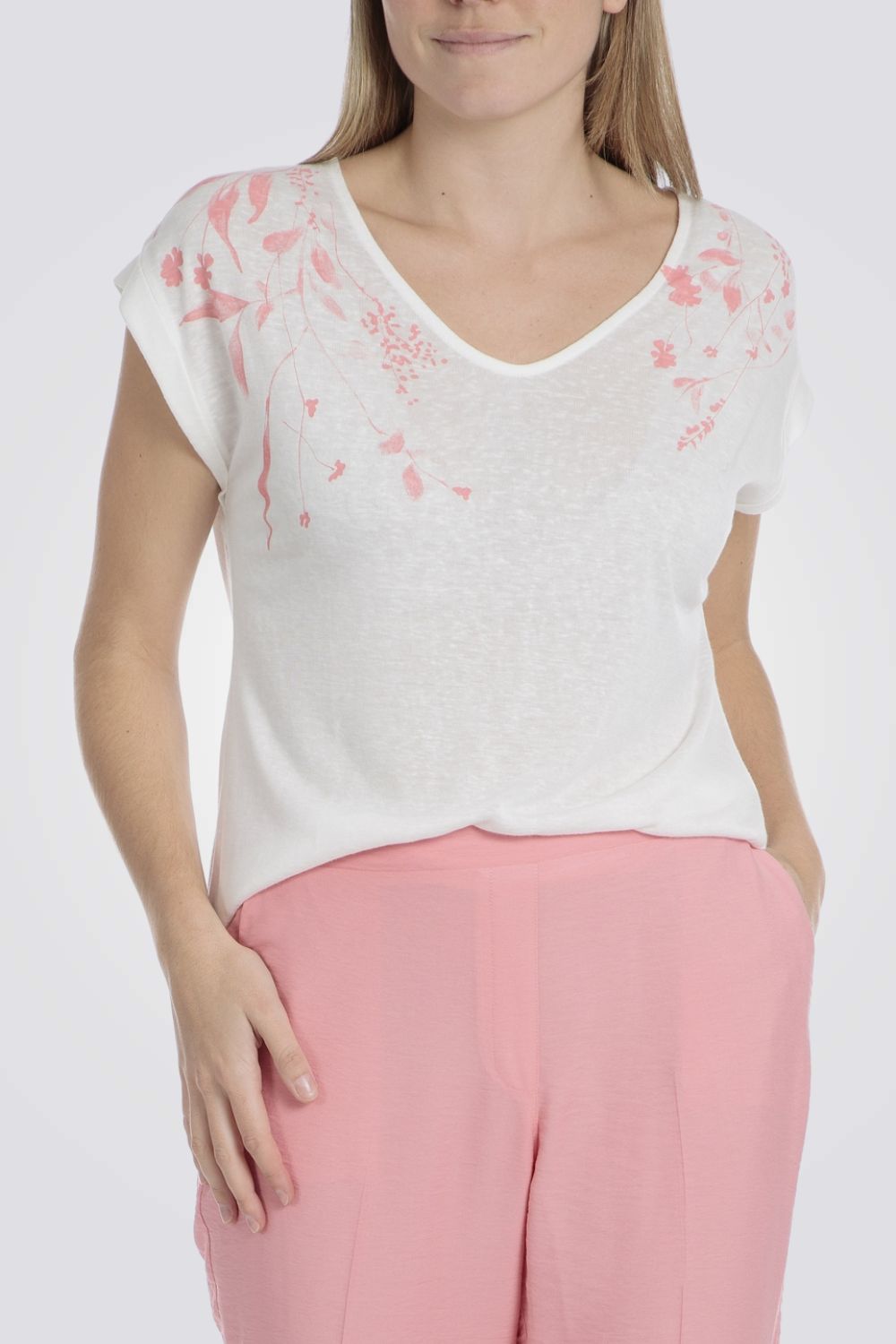 טישירט לנשים בצבע לבן עם הדפס פרחים 