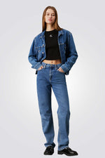 טישירט לנשים בצבע לבן עם לוגו
