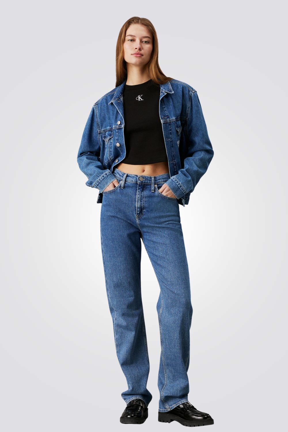 טישירט לנשים בצבע לבן עם לוגו
