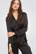 חולצת פיג'מה מכופתרת MERY במראה סאטן בצבע שחור