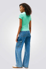 טישירט לנשים בצבע ירוק עם לוגו 