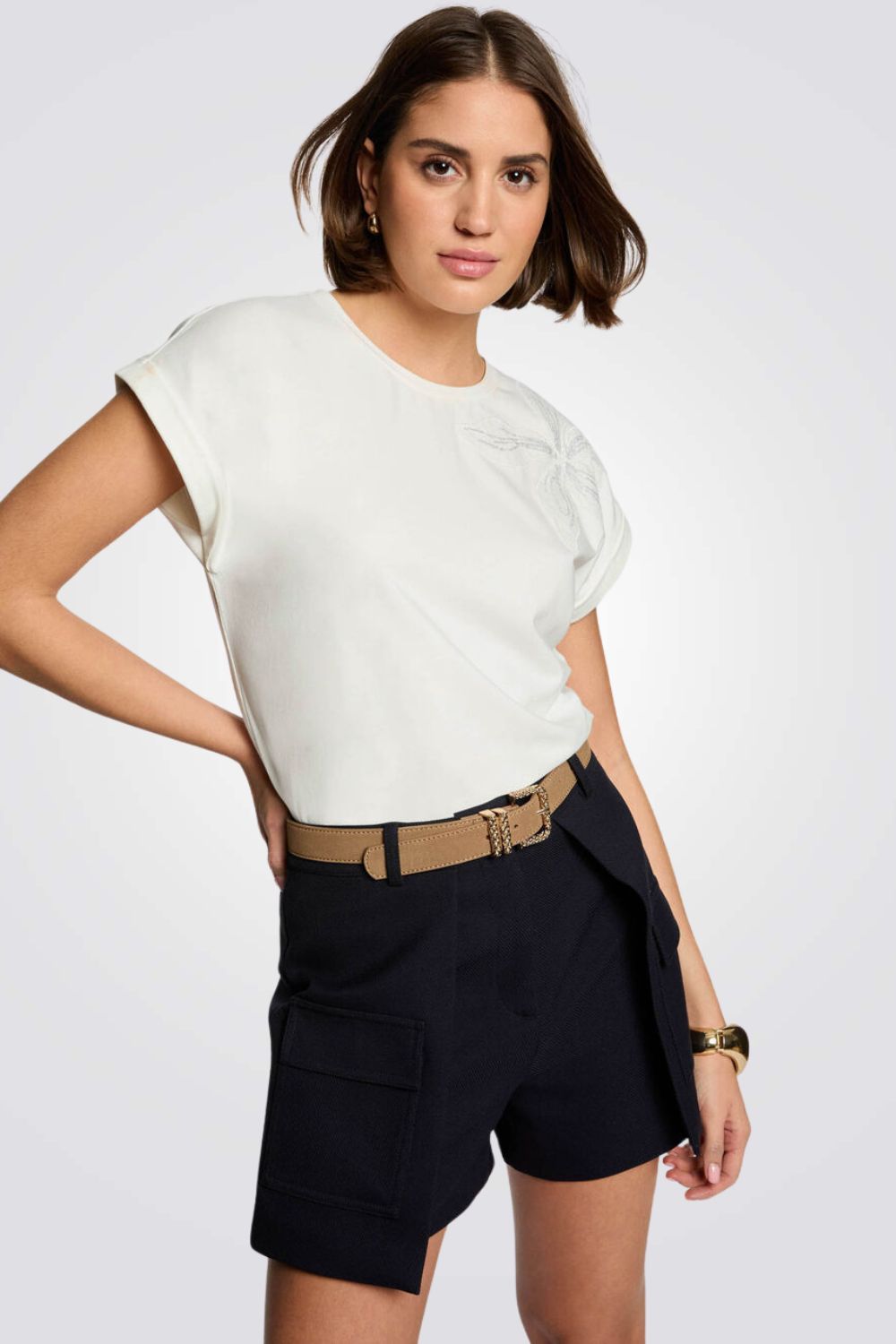 טישירט עיטור רקמת פרח מנצנץ