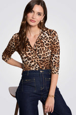 טישירט מכופתרת הדפס מנומר 